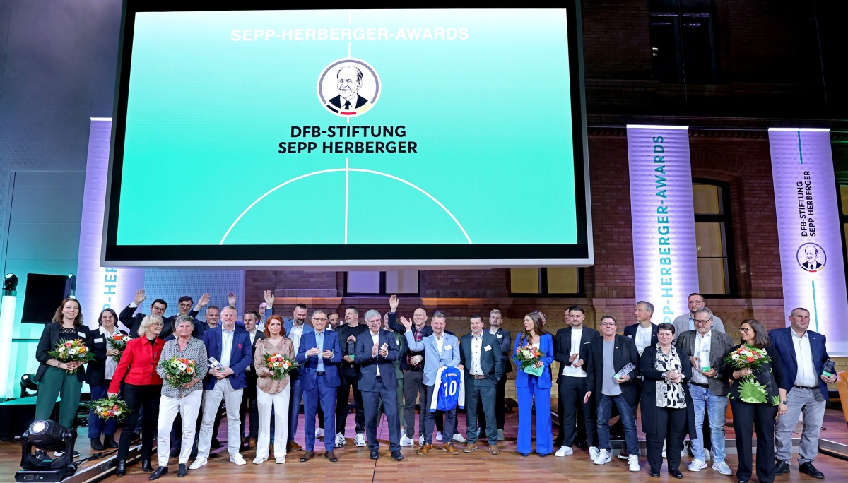 1. FC Lintfort nimmt Sepp-Herberger-Award in der Kategorie 