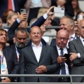 Bundeskanzler Olaf Scholz beim Schweden-Spiel in Duisburg im Stadion