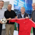 Ex-FVN-Schiri Bernhard Holste überreicht besonderes Trikot an das Deutsche Fußballmuseum