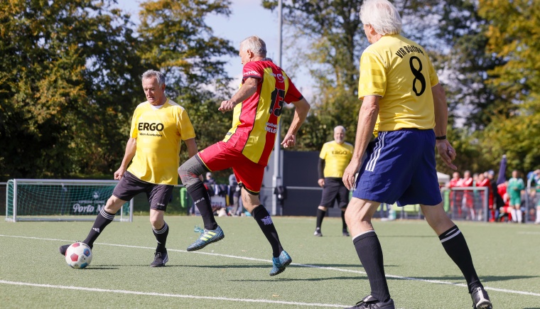 Neusser Walking Football-Cup beim TSV Norf am Tag der Deutschen Einheit