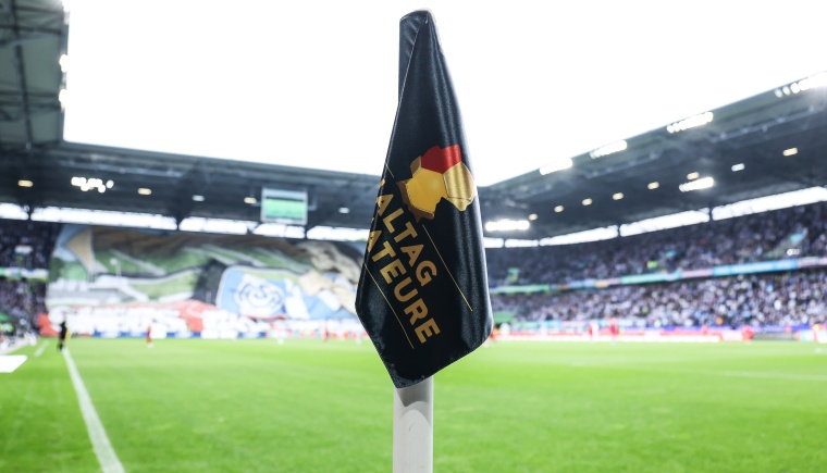 Niederrheinpokal-Finale zwischen dem MSV Duisburg und dem SC St. Tönis vor großer Kulisse