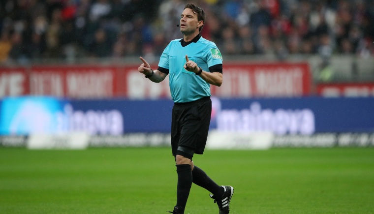 Bundesliga-Schiri Guido Winkmann in Nieukerk im Home Office