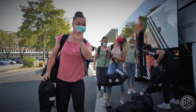 Ankunft im Video: Die DFB-Frauen haben in Essen eingecheckt