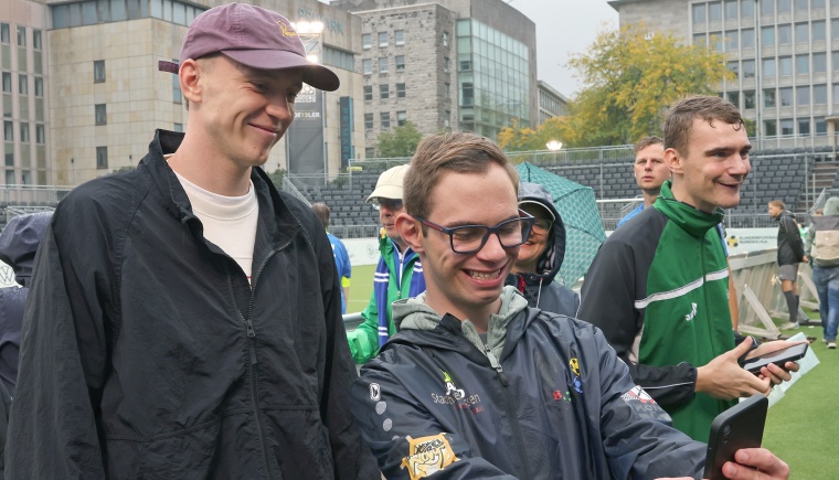 Nationalspieler Maximilian Beier zeigt sich von den Fußball-Inklusionstagen auf dem Essener Kennedyplatz begeistert