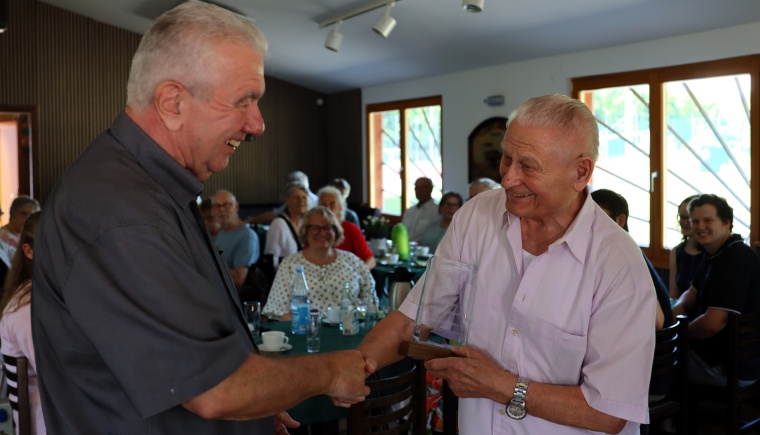 Hans Helmut Feldmann für 80 Jahre Mitgliedschaft bei TuSpo Saarn geehrt