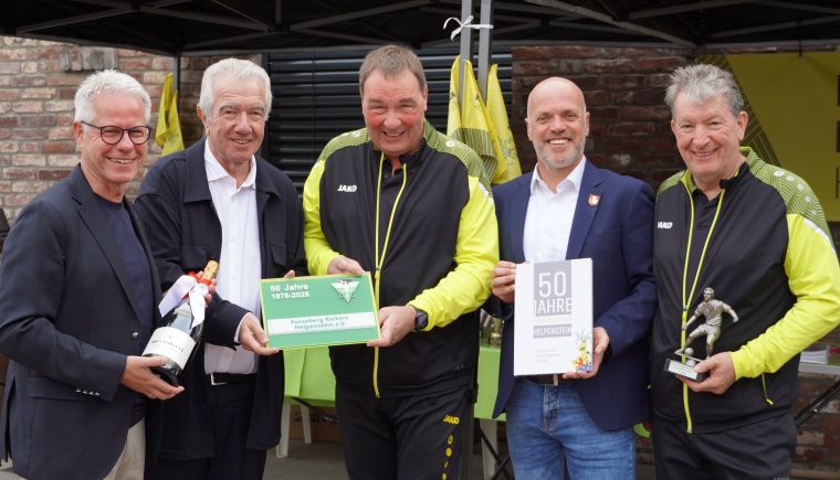 FVN-Präsident Peter Frymuth gratuliert den Fusseberg Kickers Helpenstein zum 50. Geburtstag