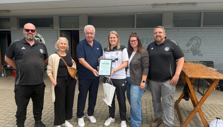 FVN-Präsident Peter Frymuth zeichnet Hannah Sturm als "Fußballheldin" aus