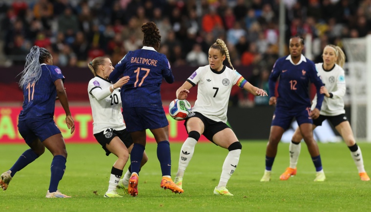 Deutsche Frauen-Nationalmannschaft bezwingt Frankreich beim Debüt in Düsseldorf 1:0