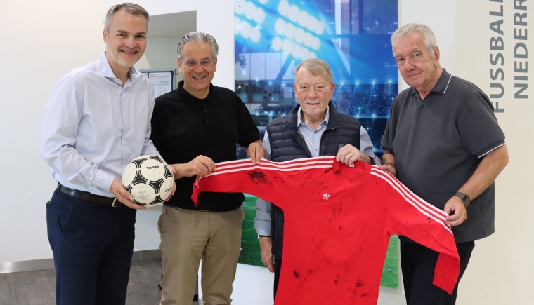 Ex-FVN-Schiri Bernhard Holste überreicht besonderes Trikot an das Deutsche Fußballmuseum