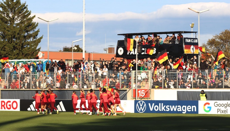 Deutsche Frauen-Nationalmannschaft begeistert Fans im Düsseldorfer Paul-Janes-Stadion