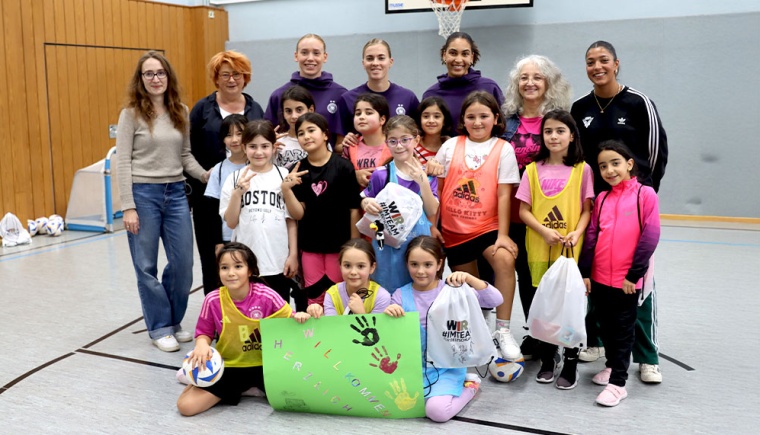 Nationalspielerinnen sorgen für strahlende Kinderaugen an der OGS Helmholtzstraße in Düsseldorf