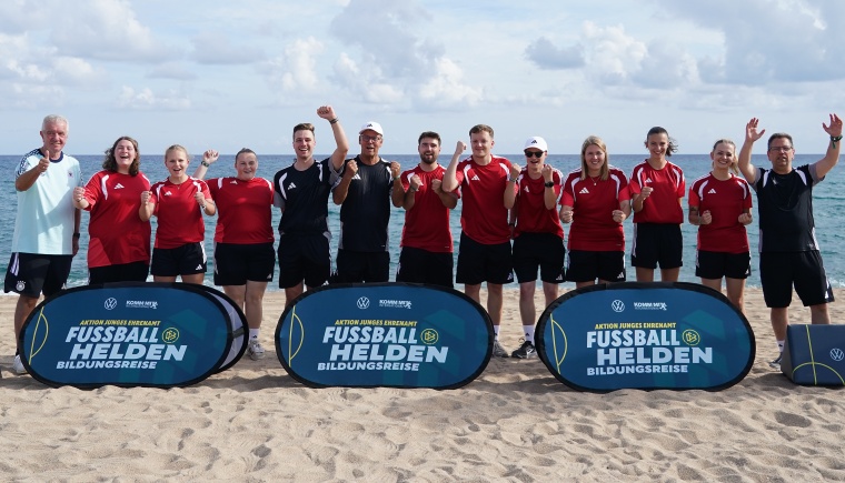 Junge Ehrenamtliche aus ganz Deutschland in die zehnte FUSSBALLHELDEN-Bildungsreise gestartet