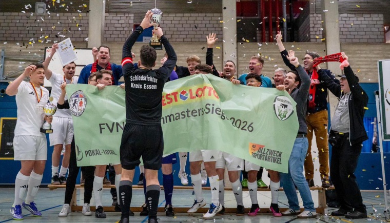 Essener Schiris jubeln über den Sieg beim 36. Schiedsrichter-Hallenmasters