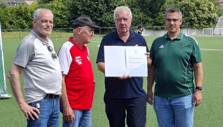 Giesenkirchener Trainer Peter Rommerskirchen (84) erhält DFB-Verdienstnadel