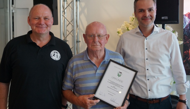 65 Jahre lang Schiedsrichter: Der 86-jährige Herbert Küppers wurde geehrt