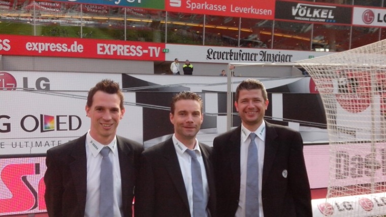 FVN-Bundesligaschiedsrichter Guido Winkmann (Mitte) mit seinen Assistenten Christian Bandurski (links) und Markus Schüller.