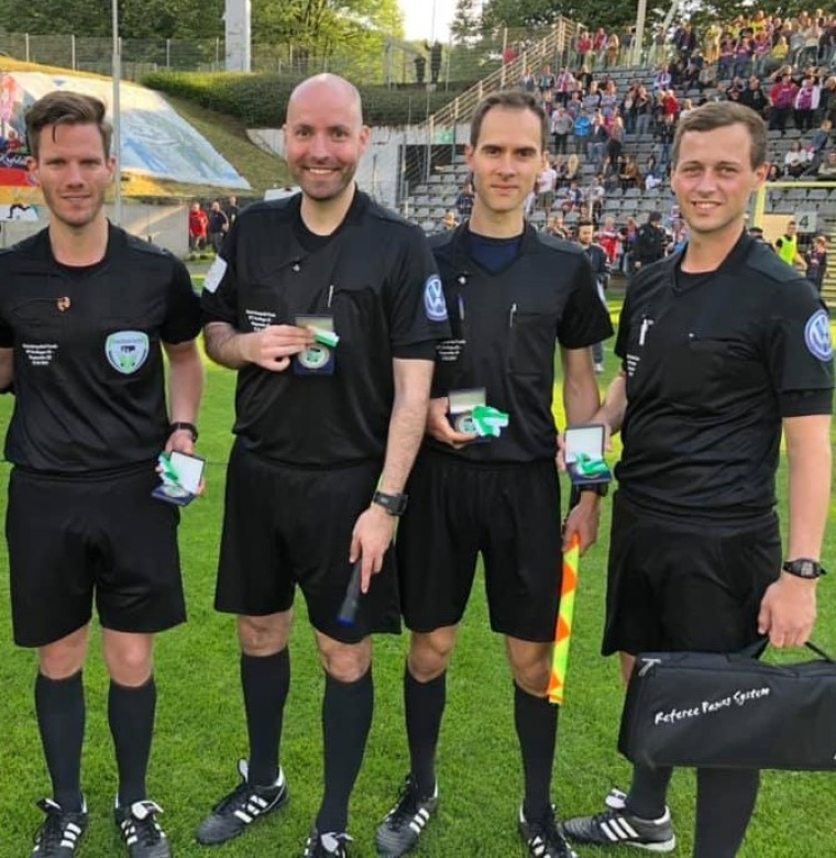 Unsere FVN-Schiedsrichter (von links) Kevin Domnick, Dalibor Guzijan, Benedikt Langenberg und Tim Pelzer waren beim Endspiel um den RevierSport-Niederrheinpokal am 25. Mai 2019 beim Wuppertaler SV (1:2 gegen den KFC Uerdingen) im Einsatz.