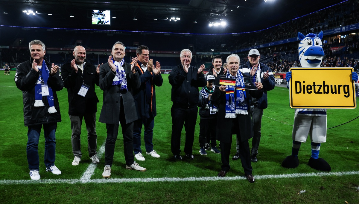 MSV Duisburg feiert frisch gebackenen DFB-Ehrenspielführer Bernard MSV Duisburg feiert frisch gebackenen DFB-Ehrenspielführer Bernard