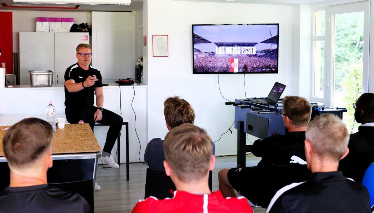 Theorie, Praxis und Hybrid-Rasen: FVN-Lehrgang im NLZ von Rot-Weiss Essen