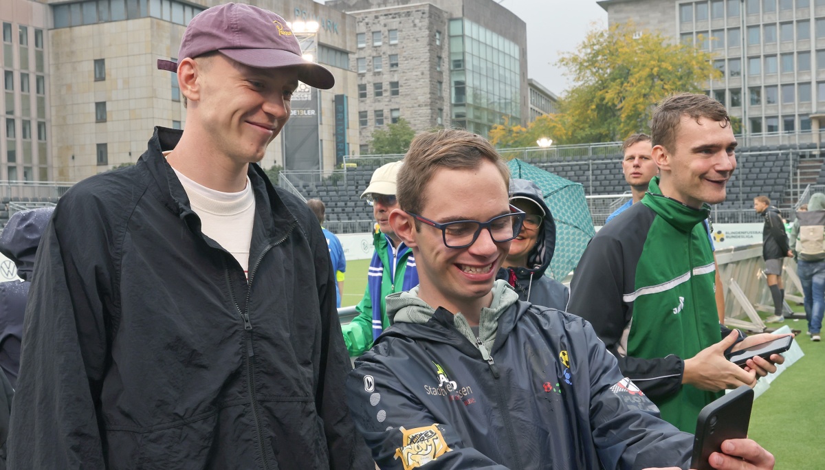 Nationalspieler Maximilian Beier zeigt sich von den Fußball-Inklusionstagen auf dem Essener Kennedyplatz begeistert