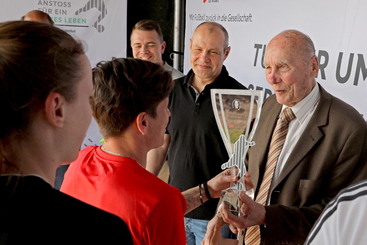 Horst Eckel übergibt Sepp-Herberger-Pokal an die JVA Wuppertal-Ronsdorf
