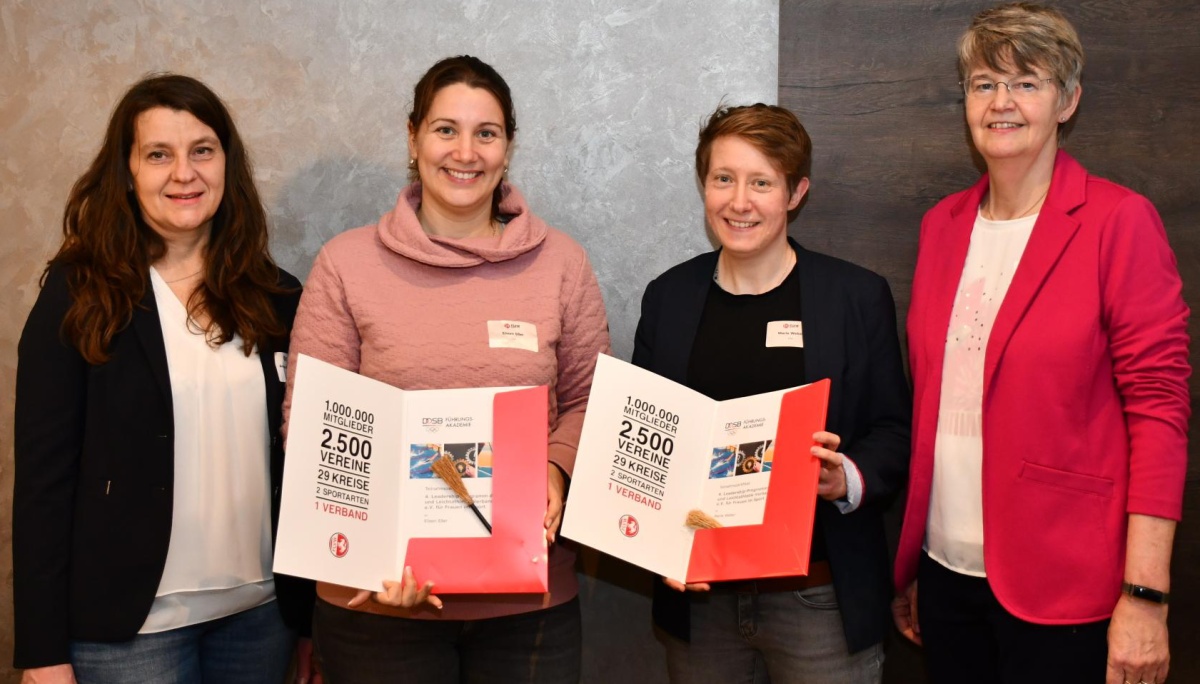 Eileen Eßer und Marie Weber erhalten Zertifikat für das 4. FLVW-Leadership-Programm