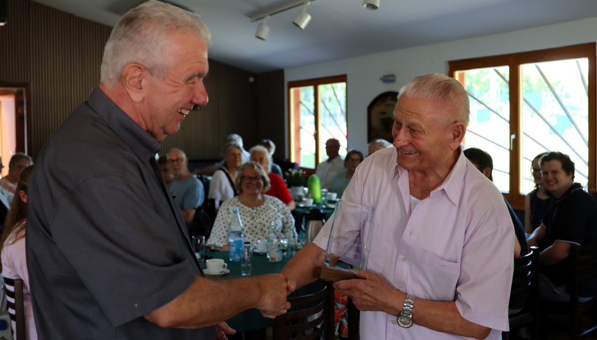 Hans Helmut Feldmann für 80 Jahre Mitgliedschaft bei TuSpo Saarn geehrt Hans Helmut Feldmann für 80 Jahre Mitgliedschaft bei TuSpo Saarn geehrt