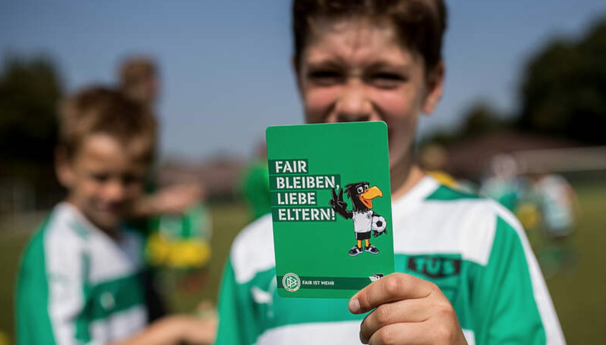 Hunderte Kinder zeigten am Niederrhein die Grüne Karte für Fair Play und Gelassenheit