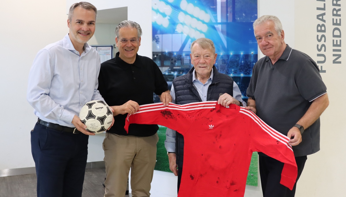 Ex-FVN-Schiri Bernhard Holste überreicht besonderes Trikot an das Deutsche Fußballmuseum