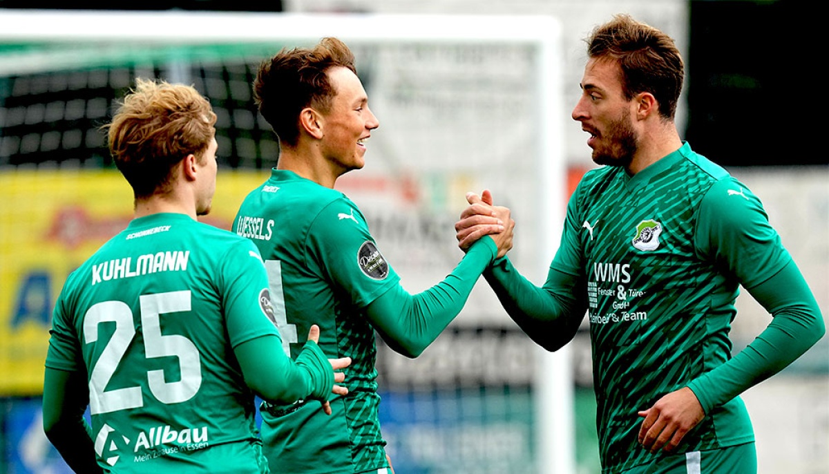 Wessels-Viererpack in 23 Minuten: Oberliga-Spitzenreiter SpVg Schonnebeck mit 9:0-Kantersieg in Büderich