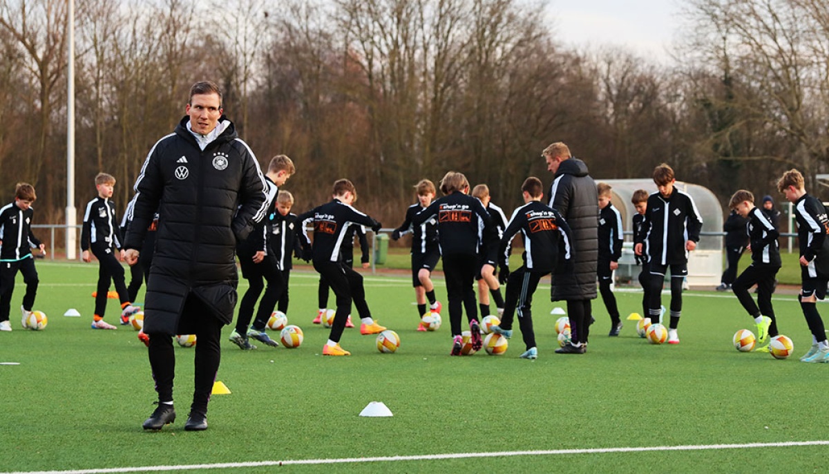 Mehr als 400 Trainer/innen bei Demo-Trainingseinheit mit Hannes Wolf und Mike Hanke in Neuss