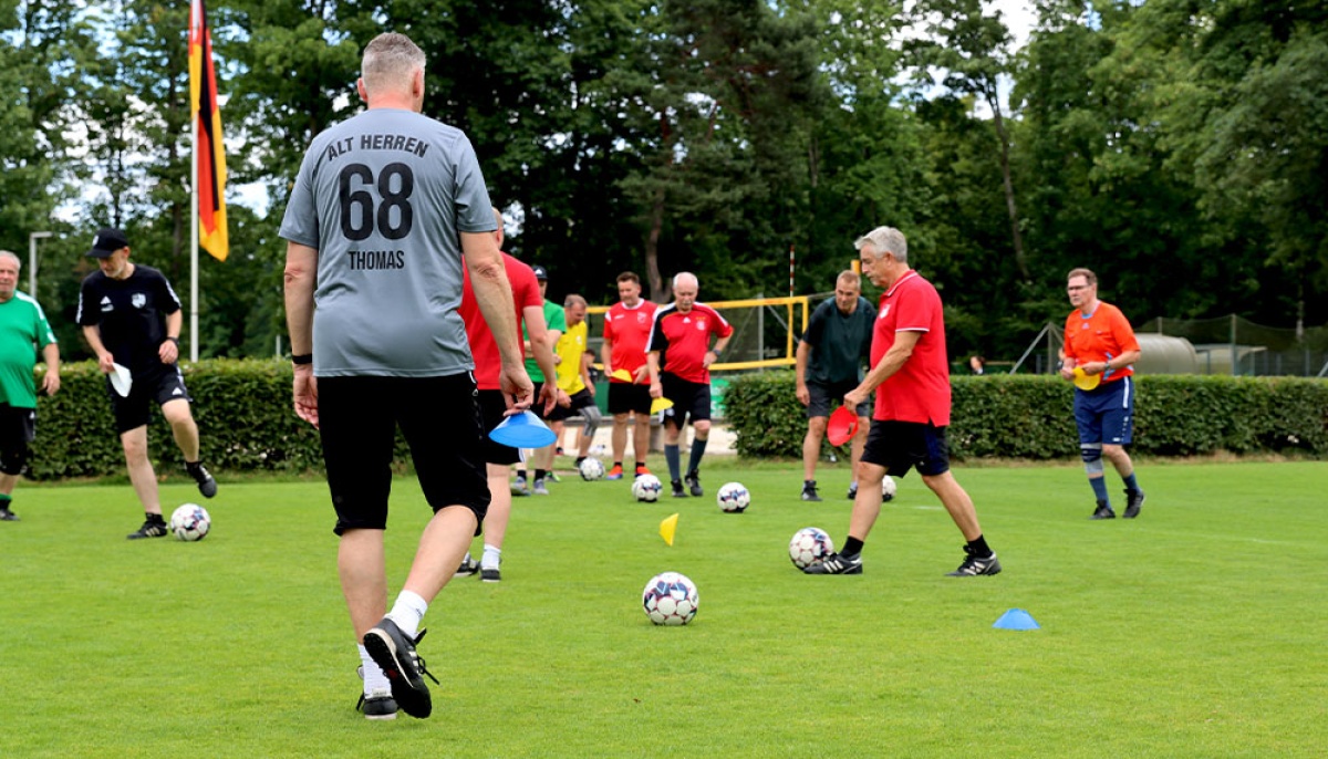 Erfolgreicher Auftakt: Walking Football-Pilotlehrgang in der Sportschule Wedau begeistert Teilnehmende