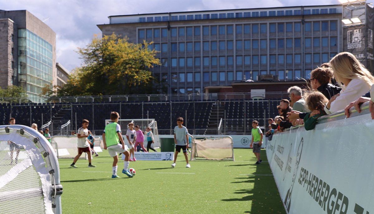 „Schule des Kleinfeldfußballs“: Rund 70 Teilnehmer/innen besuchen Fortbildung in der Essener Innenstadt