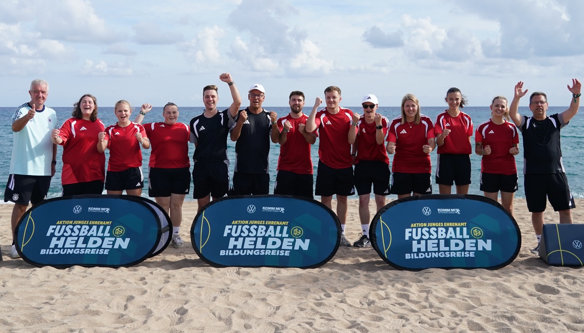 Junge Ehrenamtliche aus ganz Deutschland in die zehnte FUSSBALLHELDEN-Bildungsreise gestartet Junge Ehrenamtliche aus ganz Deutschland in die zehnte FUSSBALLHELDEN-Bildungsreise gestartet