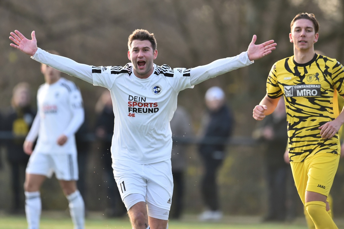 Jan Niklas Kühling vom FC Büderich: Viererpack beim höchsten Saisonsieg in der Oberliga