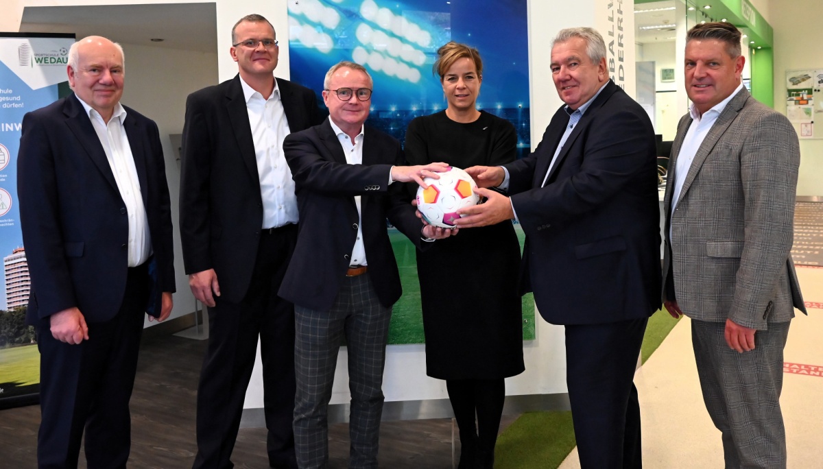 Ministerin Mona Neubaur besucht Westdeutschen Fußballverband und die Sportschule Wedau