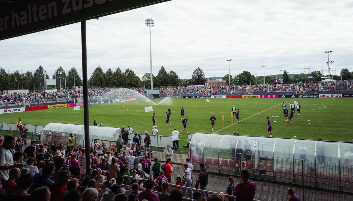 Große Kulisse beim öffentlichen Training der deutschen Nationalmannschaft im Düsseldorfer Paul-Janes-Stadion