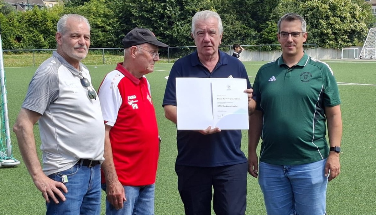 Giesenkirchener Trainer Peter Rommerskirchen (84) erhält DFB-Verdienstnadel