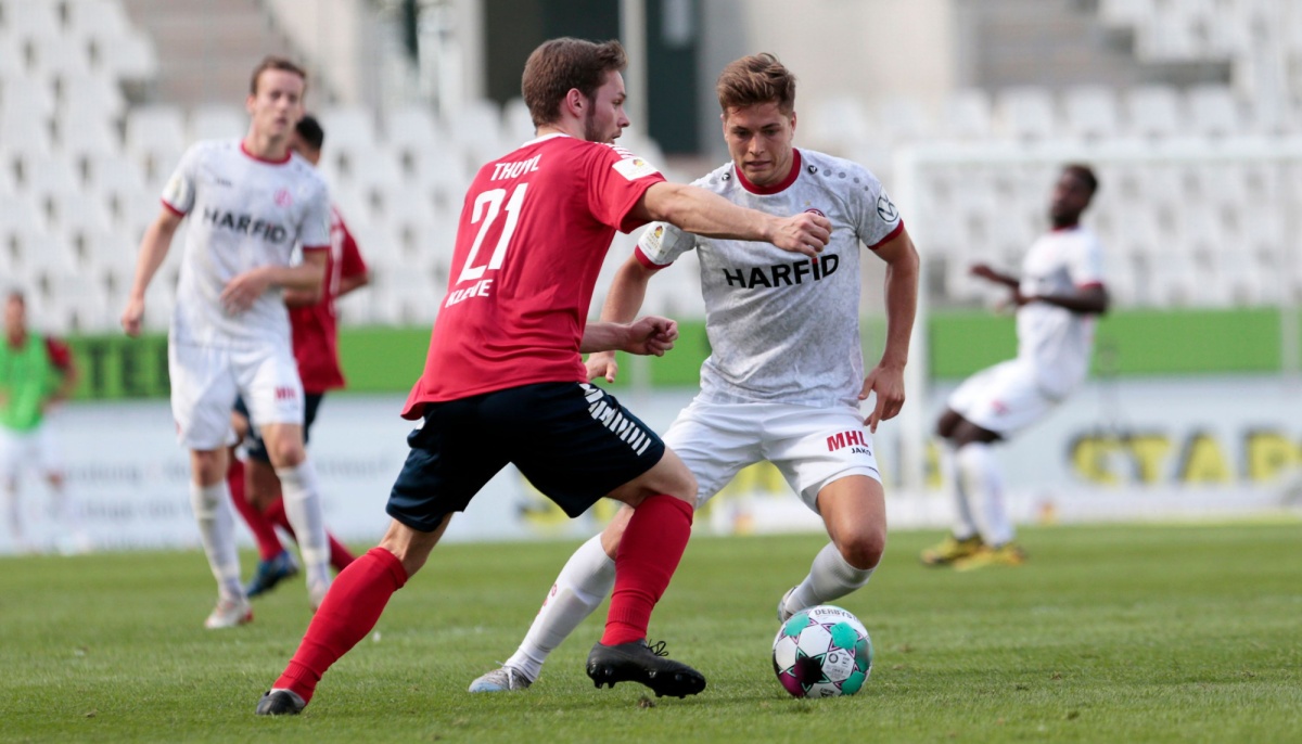 Titelverteidiger Rot-Weiss Essen und Finalist 1. FC Kleve im Niederrheinpokal im Einsatz