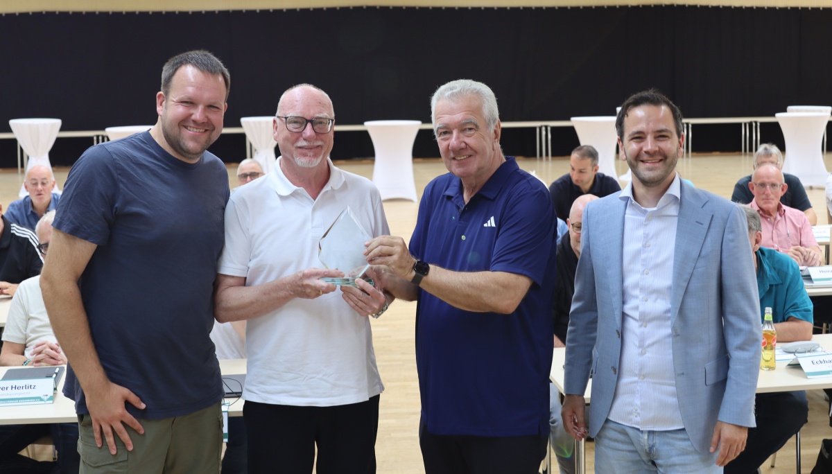 FVN-Ehrenplakette an ehemaligen Schiri und Sportrichter Leonhard 