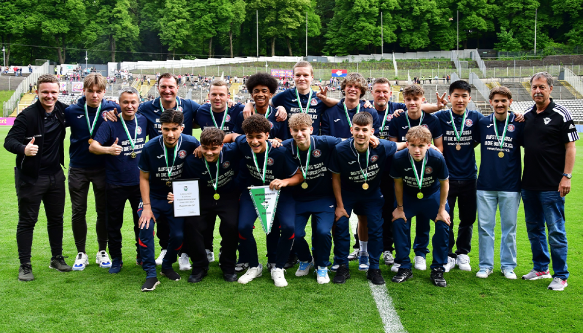 WSV-U 17-Junioren bei Regionalligaspiel für vorzeitige Niederrheinmeisterschaft geehrt
