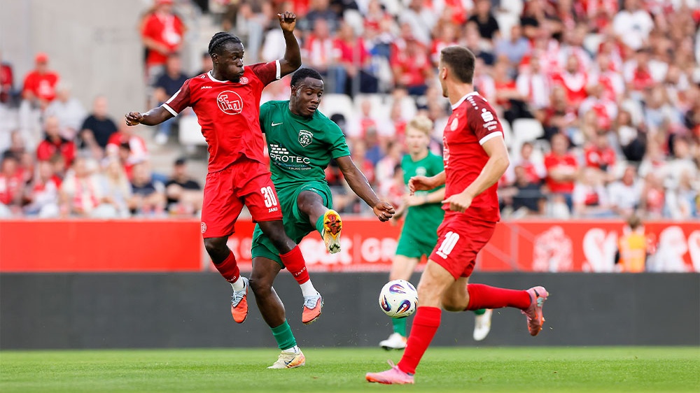 Kelsey Owusu (links) traf beim 10:0-Kantersieg gegen den SV Solingen 08/10 gleich dreimal für RWE.