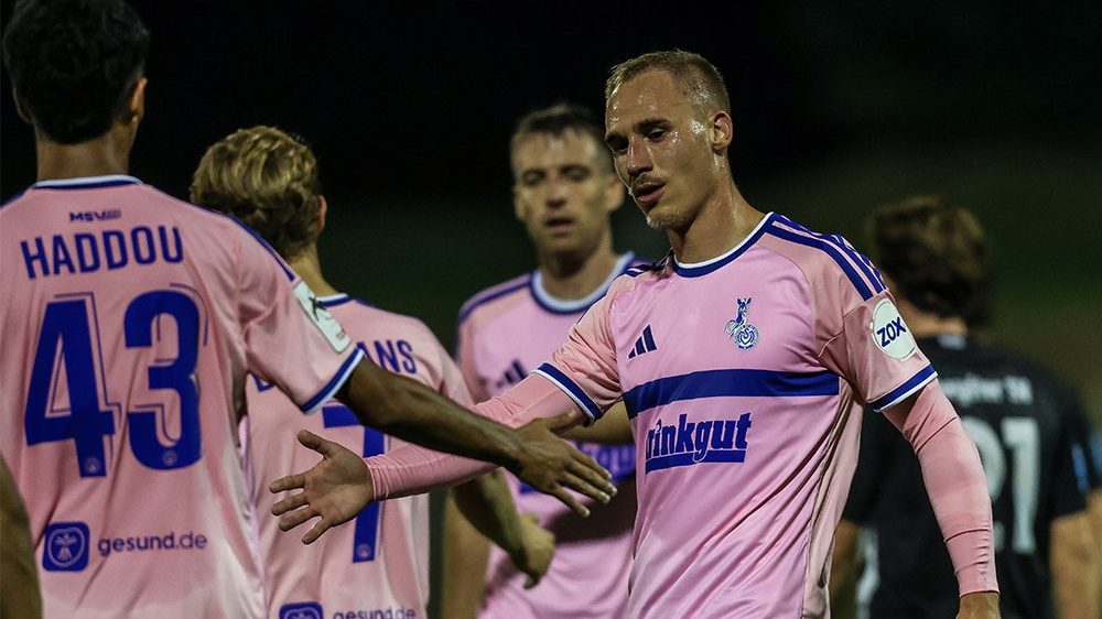 Duisburgs Florian Krüger (rechts) erzielte beim 12:1 gegen den Bezirksligisten Rheydter SV einen lupenreinen Hattrick.