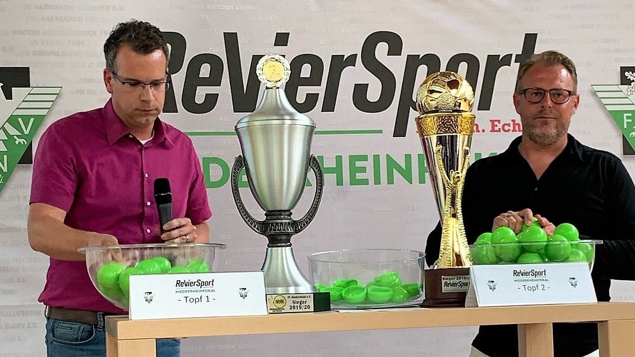 Holger Tripp (links), neuer Spielleiter im RevierSport-Niederrheinpokal, nahm die Auslosung gemeinsam mit "Losfee" Eddie Loewen vor.