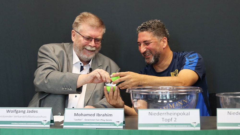 Wolfgang Jades (links) und Mohamed Ibrahim bei der Auslosung.