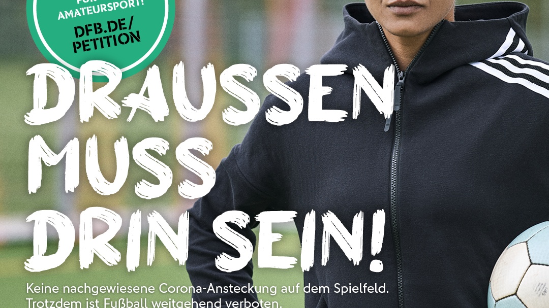 Frau beim Fußballtraining vor TV-Bildschirm mit Aufschrift "DRAUSSEN MUSS DRIN SEIN!". Petition für Amateursport. Fußball und Logos am unteren Bildrand.