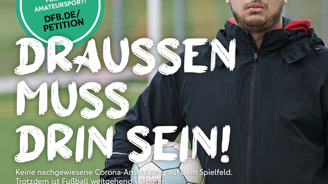 Fußballspieler mit Ball vor grünem Hintergrund. Text: "DRAUSSEN MUSS DRIN SEIN!". Forderung nach Fortsetzung des Amateursports. Petition: DFB.de/petition. Vereinslogos unten.