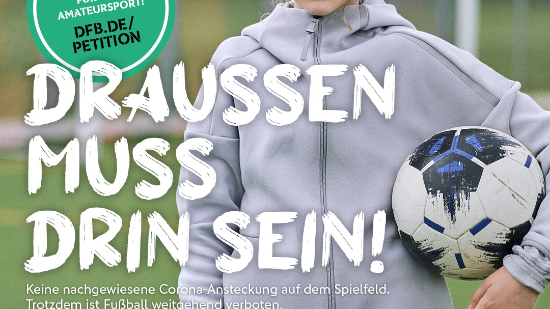 Fußballspielerin mit Ball, hält Petitionstafel. Text: "DRAUSSEN MUSS DRIN SEIN!", darunter Infos zu Corona und Amateurfußball. Logos von Fußballvereinen.