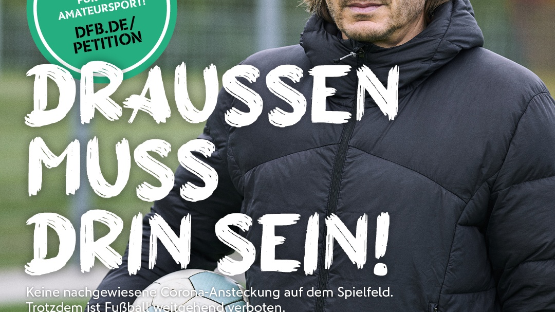 Mann mit Fußball, hält grünes Schild mit Text zur Unterstützung der Amateur-Sport-Petition. Hintergrund: Fußballfeld. Logos von Vereinen am unteren Rand.