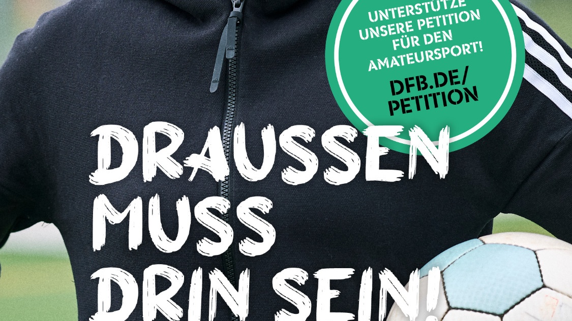 Fußballspielerin auf Grünfeld. Sie trägt Trainingsanzug und hält Ball. Plakat mit Petition für Amateurfußball während Corona-Pandemie. Vereinslogos.